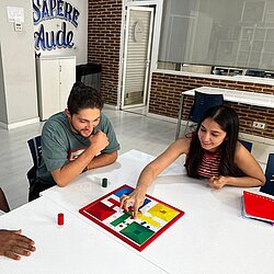 Jaleo Spanisch Sprachschüler beim Gesellschaftspiel